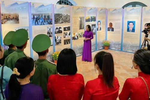 Triển lãm 'Địa chỉ đỏ trên thành phố Hoa' tại Côn Đảo