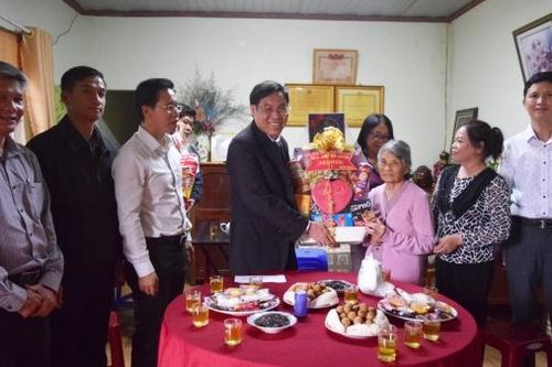 Phó Chủ tịch UBND tỉnh Võ Ngọc Hiệp thăm, tặng quà gia đình người có công tại huyện Đức Trọng
