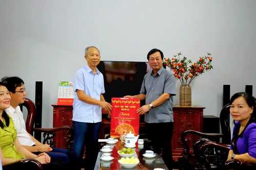 Chủ tịch UBND tỉnh Bùi Văn Quang thăm, tặng quà đối tượng chính sách, người có công tại huyện Thanh Thủy