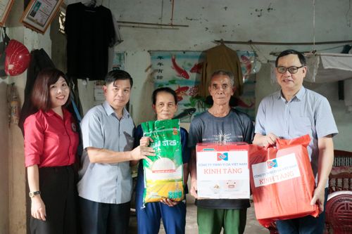 Trao 50 suất quà cho các gia đình chính sách tại huyện Cẩm Khê