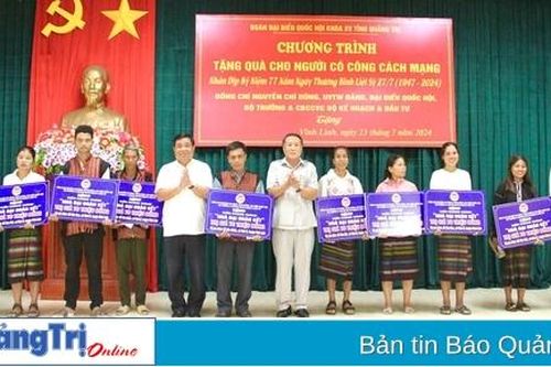 Bộ trưởng Bộ Kế hoạch và Đầu tư Nguyễn Chí Dũng thăm, tặng quà cho các gia đình có công cách mạng ở huyện Vĩnh Linh
