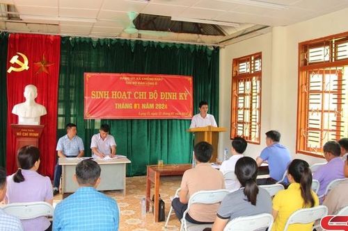 Đồng chí Trưởng ban Nội chính Tỉnh ủy dự sinh hoạt chi bộ bản Lọng Ố