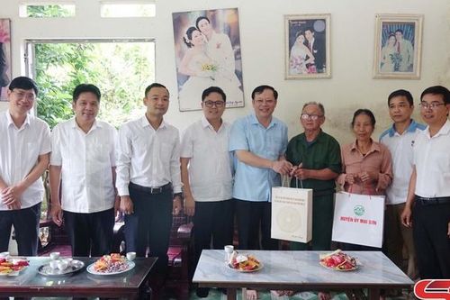 Đồng chí Chủ tịch HĐND tỉnh thăm, tặng quà các thương binh, gia đình liệt sĩ