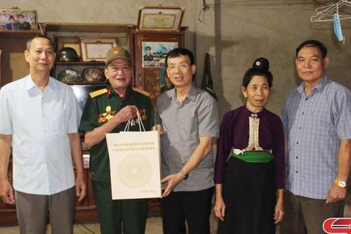 Đồng chí Trưởng ban Tổ chức Tỉnh ủy tặng quà thương, bệnh binh