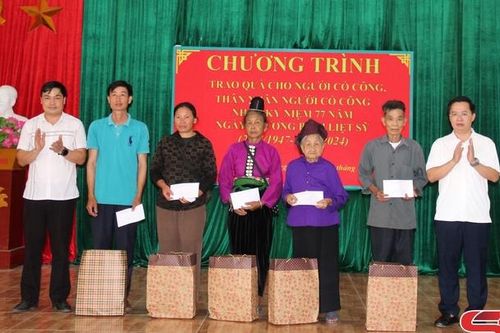 Đồng chí Trưởng ban Nội chính Tỉnh ủy thăm, tặng quà gia đình chính sách