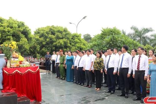 Đồng chí Phó Chủ tịch Thường trực UBND tỉnh thăm, tặng quà người có công