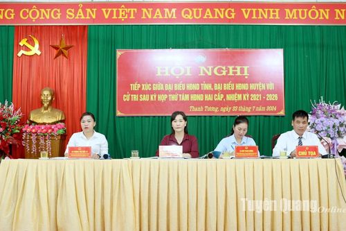 Đồng chí Trưởng Ban Tuyên giáo Tỉnh ủy Nông Thị Bích Huệ tiếp xúc cử tri xã Thanh Tương