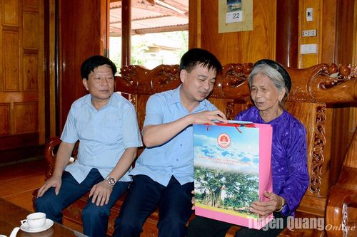 Đồng chí Trưởng Ban Dân vận Tỉnh ủy, Chủ tịch Ủy ban MTTQ tỉnh Nguyễn Hưng Vượng thăm, tặng quà gia đình chính sách huyện Lâm Bình