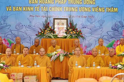 Ban Hoằng pháp T.Ư và Ban Kinh tế - Tài chính T.Ư thăm, cúng dường các trường hạ miền Trung