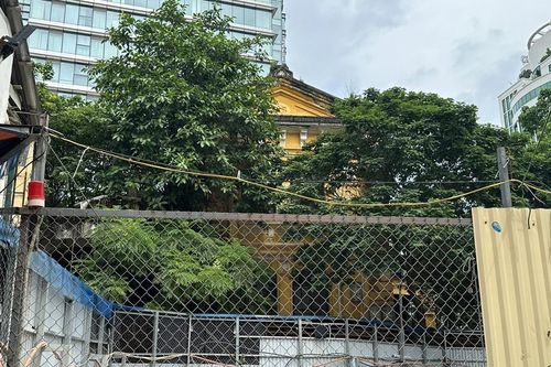 Tòa biệt thự Pháp cổ 'thoi thóp' giữa lòng Hà Nội