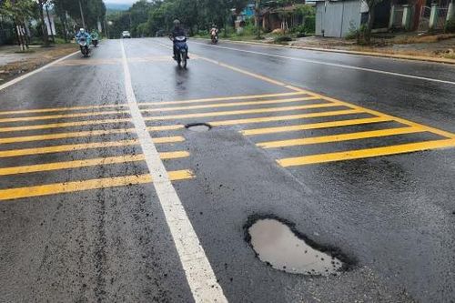 Đường nghìn tỷ vừa thi công xong đã bong tróc