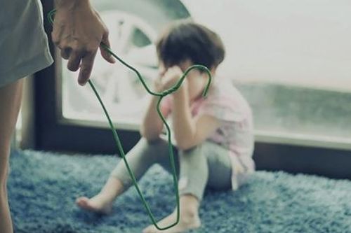 Đang thụ án treo, mẹ kế lại bạo hành con riêng của chồng