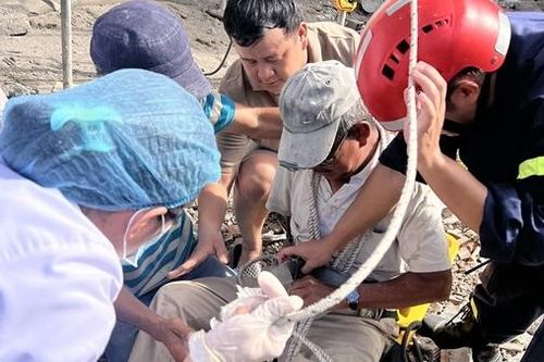 Cảnh sát giải cứu công nhân bị tai nạn, mắc kẹt ở độ cao hàng chục mét