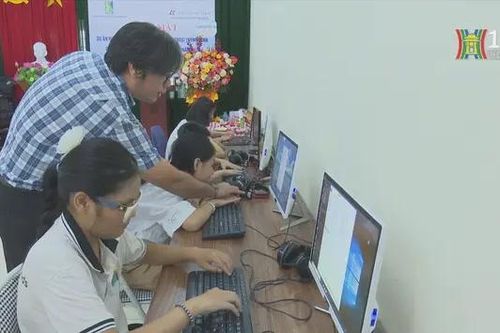 Giúp trẻ khiếm thị học cách dùng máy tính, điện thoại