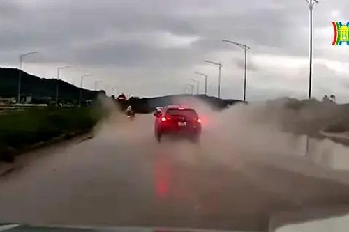 Ô tô phóng nhanh, tạt nước gây mất tầm nhìn người khác