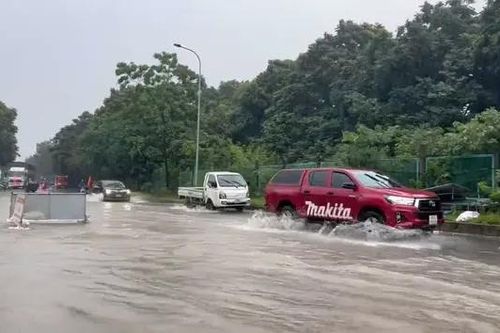 Hà Nội mưa lớn, ngập sâu do ảnh hưởng bão số 2