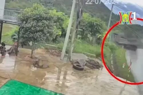 Tai nạn vì xe tải vào cua không giảm tốc độ