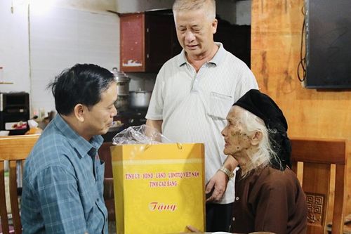 Phó Bí thư Thường trực Tỉnh ủy, Chủ tịch HĐND tỉnh Triệu Đình Lê thăm, tặng quà gia đình chính sách huyện Trùng Khánh