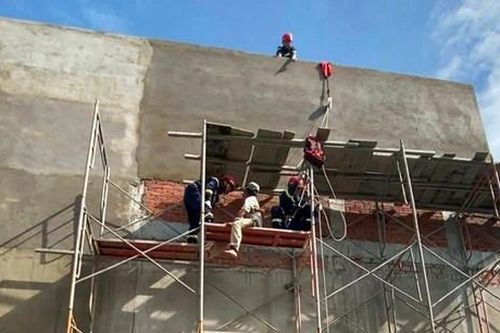 Cảnh sát giải cứu công nhân bị thương, mắc kẹt trên giàn giáo