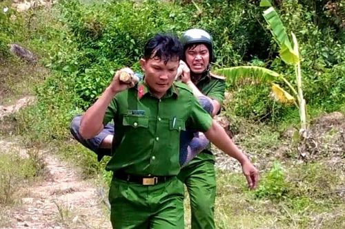 Bộ Công an gửi thư khen vụ băng rừng cứu 2 người bị ong đốt nguy kịch