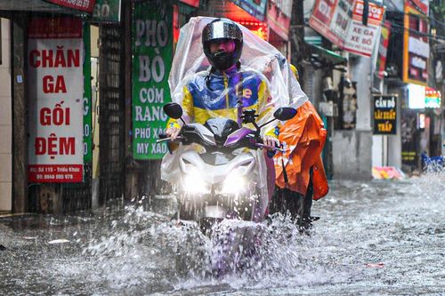 Hà Nội mưa từ sáng đến chiều, xe cộ bì bõm 'bơi' trên đường