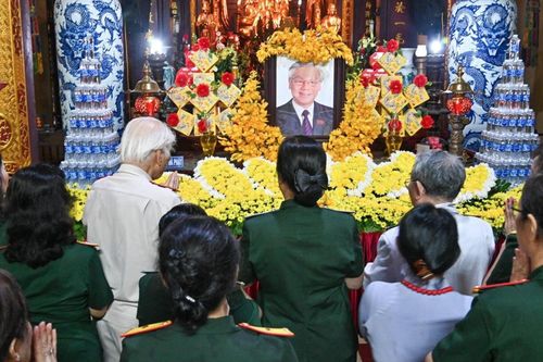 Người dân đến chùa Quán Sứ tưởng nhớ Tổng Bí thư Nguyễn Phú Trọng