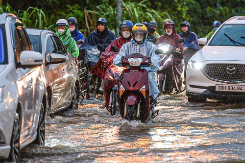Hà Nội: Tối muộn, dòng xe vẫn nối đuôi nhau bì bõm lội nước trở về nhà