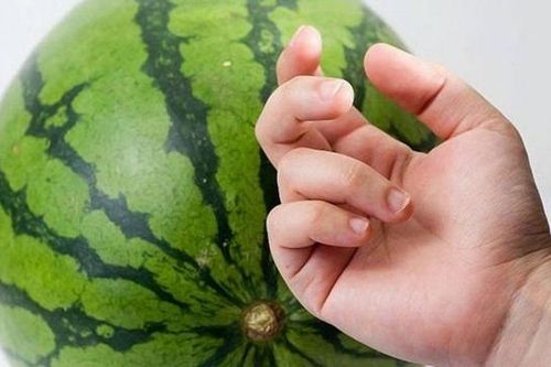 Bí quyết vỗ dưa hấu biết được quả nào ngon ngọt