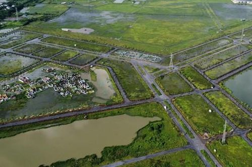 Dự án KĐT Mỹ Trung ở Nam Định có đường dây điện cao thế đi qua vắng vẻ, cỏ mọc um tùm