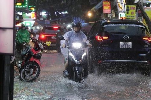 Hà Nội: Mưa lớn từ sáng đến tối, nhiều tuyến phố thành 'sông'