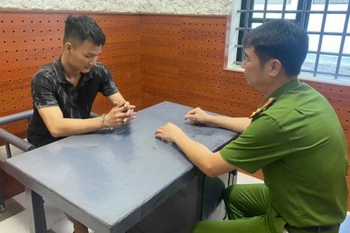 Đánh vào mặt người trực chốt sạt lở trên quốc lộ