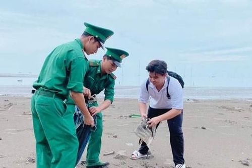 Tình nguyện viên thu gom rác làm sạch biển, nâng cao ý thức bảo vệ môi trường