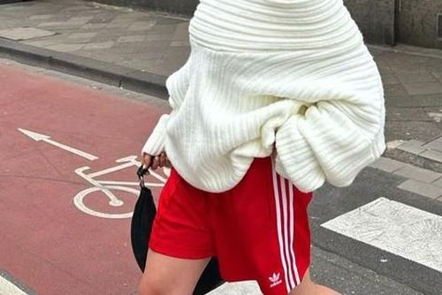 Quần soóc Adidas đang lên xu hướng, thử ngay ba cách phối được thích nhất