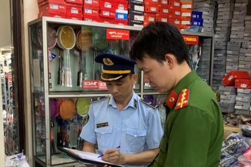 Phát hiện 'kho' giày dép, quần áo có dấu hiệu giả mạo Nike, Adidas