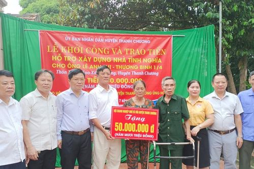 Dùng tiền bắn pháo hoa xây nhà tình nghĩa.