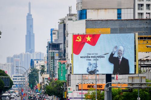 Hình ảnh tưởng nhớ TBT Nguyễn Phú Trọng tại sân bay, đường phố TP.HCM