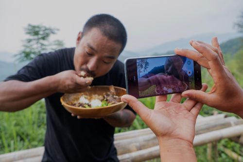 Người Ấn Độ mukbang để phá định kiến