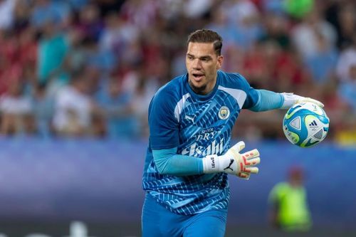 Pep Guardiola khiến Ederson khó xử