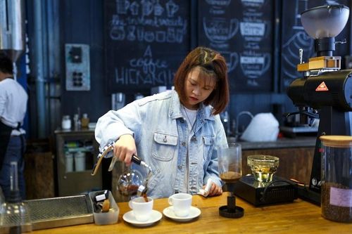 Mới đăng ký nguyện vọng, sĩ tử đã tất tả làm thêm lo học phí
