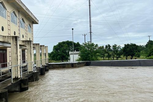 Huyện Quốc Oai vận hành 13 trạm bơm tiêu cứu lúa, rau màu