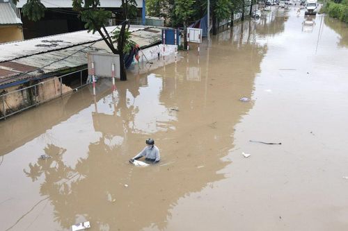 Giao thông qua đường gom Đại lộ Thăng Long tê liệt vì ngập sâu