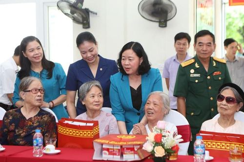 Bí thư Thành ủy thăm, tặng quà Trung tâm Điều dưỡng người có công số II
