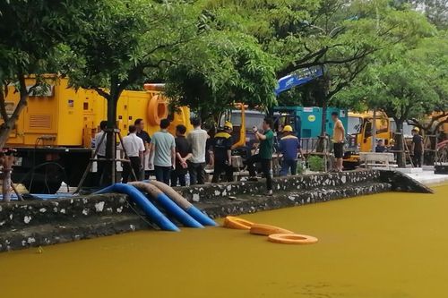 Gấp rút hạ mực nước hồ điều hòa trong nghĩa trang Mai Dịch