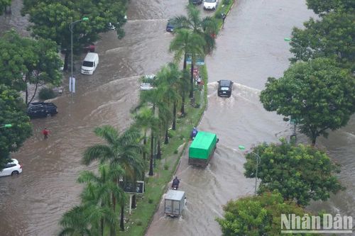 Nhiều tuyến phố, khu dân cư ở Hà Nội ngập sâu do mưa kéo dài