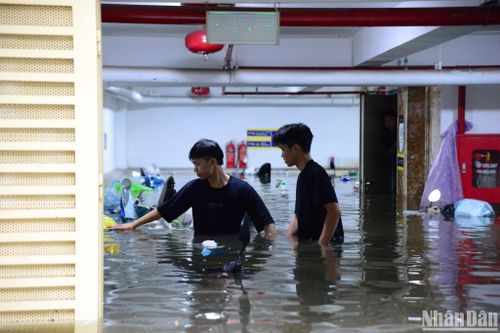 Hà Nội: Hàng chục xe máy chìm trong hầm chung cư mini