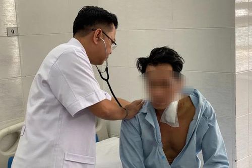 Cứu sống bệnh nhân bị dao đâm xuyên cổ