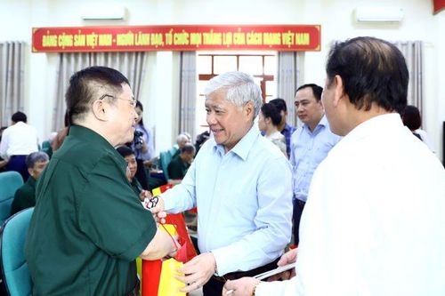Đồng chí Đỗ Văn Chiến thăm, tặng quà Trung tâm Điều dưỡng thương binh Lạng Giang