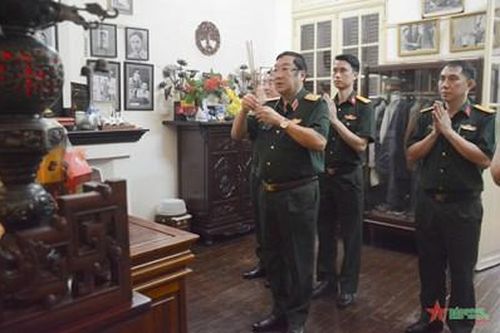Thượng tướng Phạm Hoài Nam dâng hương tưởng niệm các đồng chí nguyên lãnh đạo Bộ Quốc phòng