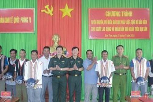 Đoàn Kinh tế - Quốc phòng 78: Trao 446 suất quà và 401 chiếc mũ bảo hiểm tặng người lao động, già làng, người có uy tín