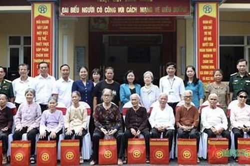Bí thư Thành ủy Bùi Thị Minh Hoài thăm, tặng quà Trung tâm Điều dưỡng người có công số II Hà Nội